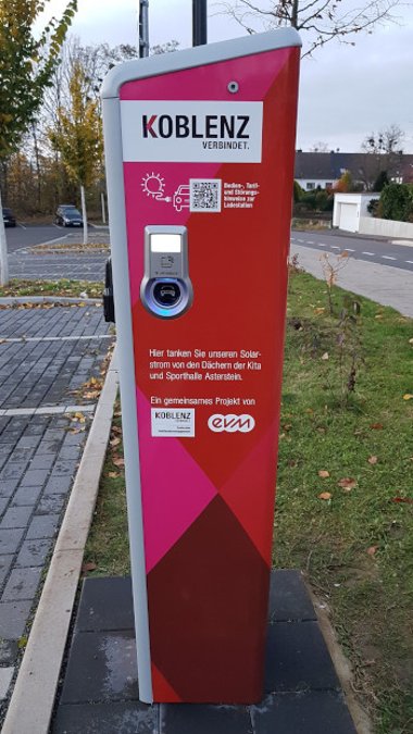Neben der Versorgung der Gebäude wird der erzeugte Solarstrom genutzt, um künftig zwei E-Mobil-Ladesäulen zu betreiben. Die erste ging kürzlich in Betrieb. Foto: Stadt Koblenz