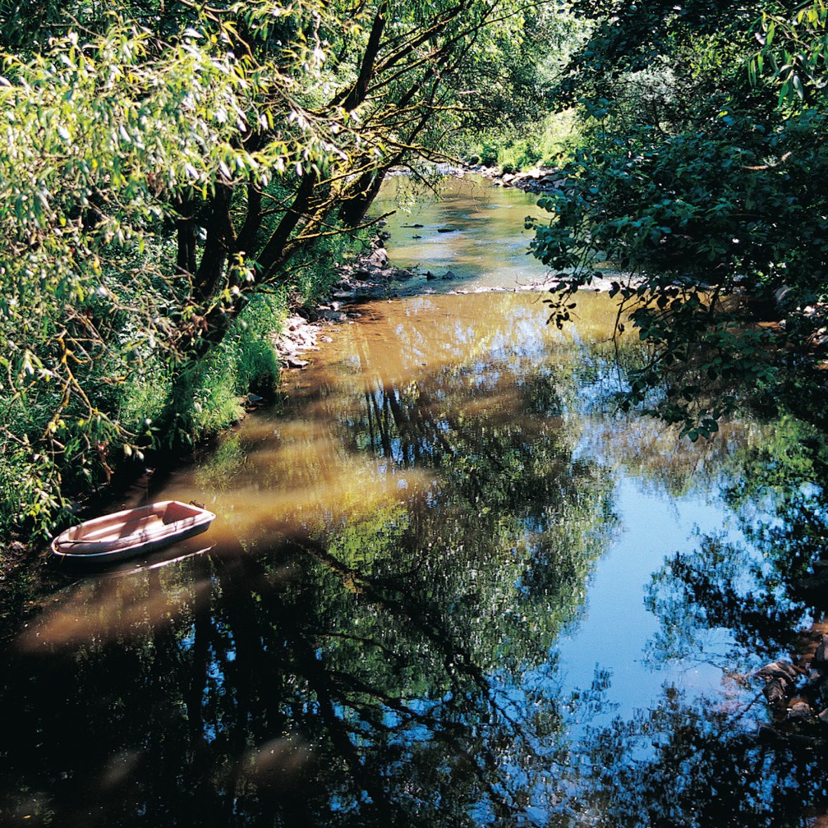 Das Prümtal bei Waxweiler – wie zum Erwandern geschaffen. Die Lage im Naturpark Südeifel, dem ältesten Naturpark in Rheinland, bietet eine Fülle von ungewöhnlich reizvollen Naturschönheiten. / Foto: Bruno L. Klamm, Mannheim