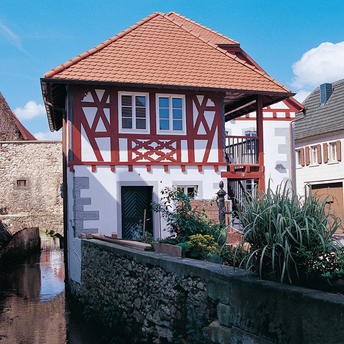 Die Dorfmühle in der Ortsgemeinde Großkarlbach war früher eine durch Wasserkraft angetriebene Mühle. Heute dient sie als Schaumühle und beherbergt das Mühlenmuseum „Leiningerland Großkarlbach“. / Foto: Bruno L. Klamm, Mannheim