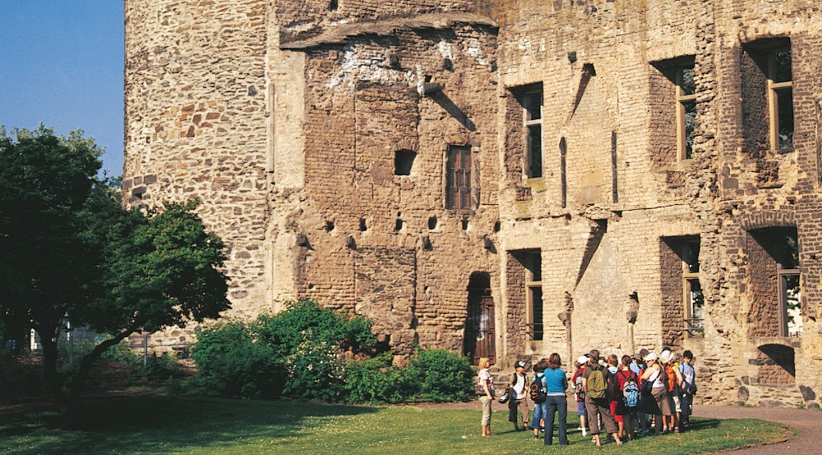 Die 1689 im Pfälzischen Erbfolgekrieg zerstörte mittelalterliche Stadtburg Andernach zählt zu den besterhaltenen Ruinen am Mittelrhein. Die auch Kurfürstliche Burg bzw. Kurfürstliches Schloss genannte, aus dem ausgehenden 12. und frühen13. Jh. stammende Wasserburg ist ursprünglich romanischen Baustils. / Foto: Bruno L. Klamm, Mannheim