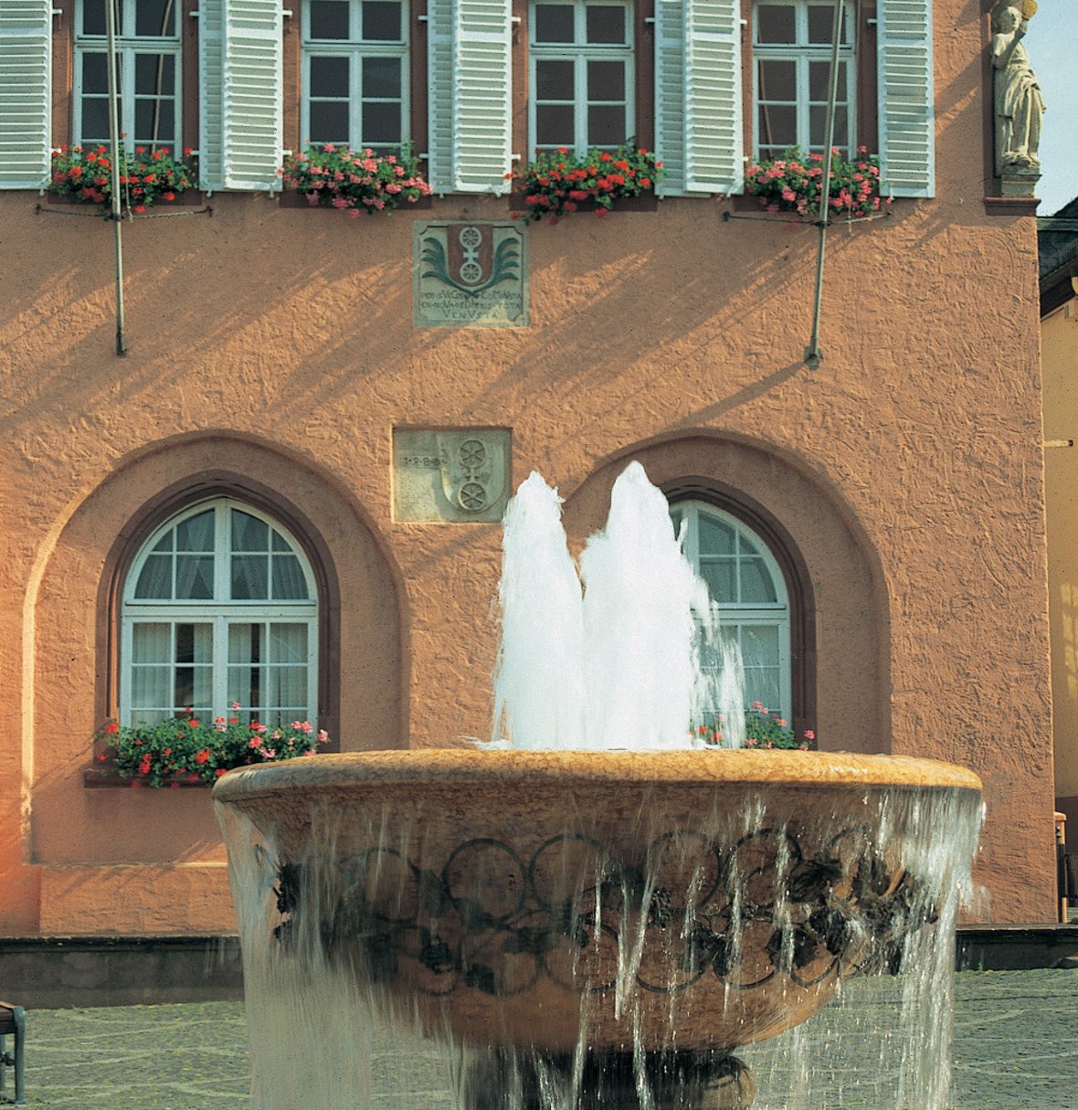 Das Rathaus mit Brunnen am Marktplatz – Zentrum der charmanten Stadt Gau-Algesheim / Foto: Bruno L. Klamm, Mannheim