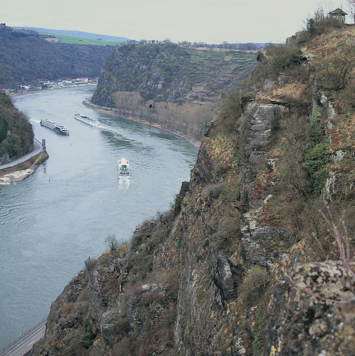 Der Aussichtspunkt Spitznack bietet dem Wanderer einen grandiosen Blick auf die Loreley und das enge Rheintal.