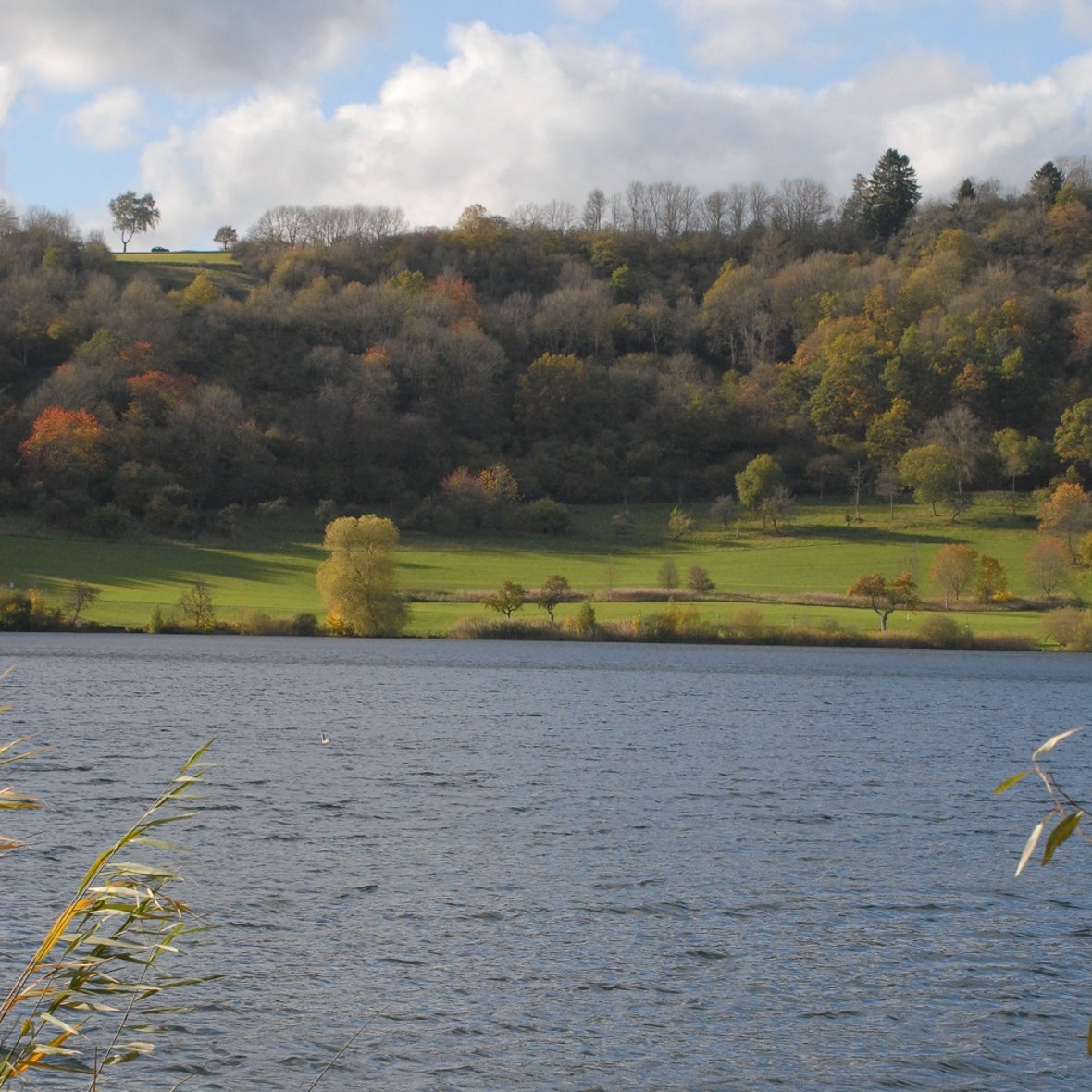 Die Landschaft der Eifelmaare lockt immer wieder mit eindrücklicher Herbststimmung – hier am Schalkenmehrener Maar (Verbandsgemeinde Daun). © Matthias Röcke