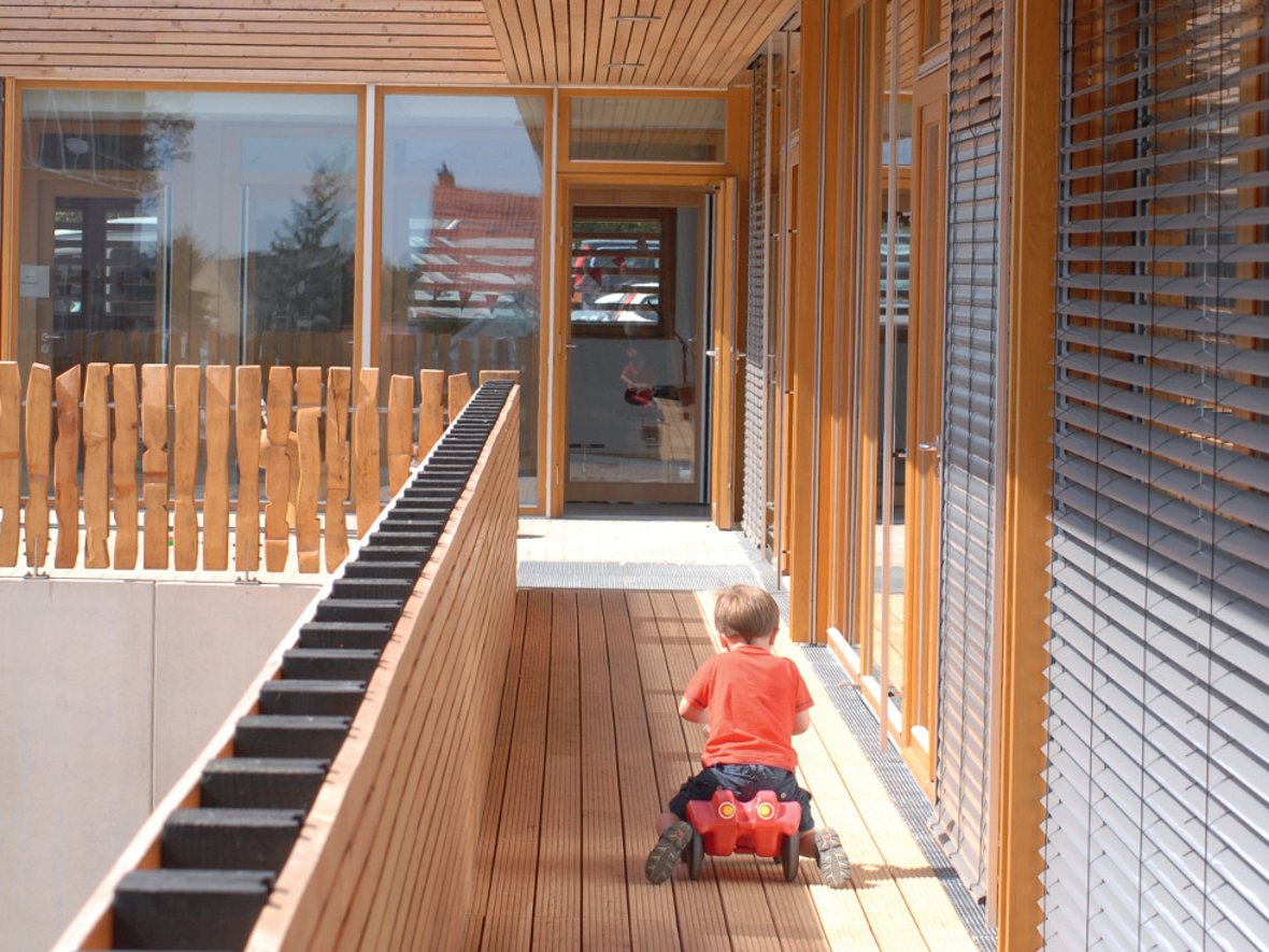 Kinder im Alter von eins bis 14 Jahre besuchen die städtische Kindertagesstätte der Stadt Alzey, das Haus des Kindes Hanni Kipp. / Foto: Holzbaucluster Rheinland-Pfalz, Hannsjörg Pohlmeyer