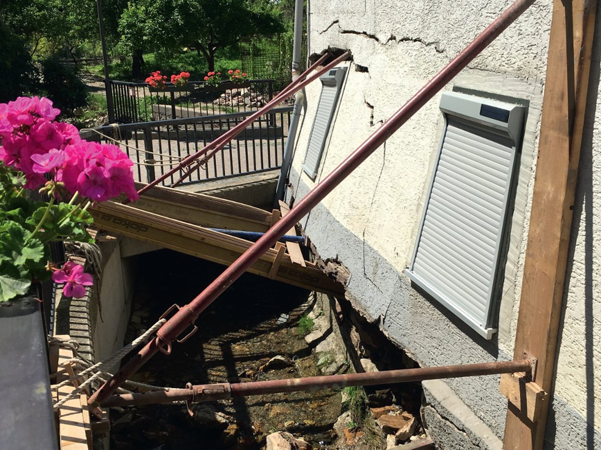 Starkregen und seine Folgen: Dieses Haus wurde vehement in Mitleidenschaft gezogen. / Foto: Dr. Barbara Manthe-Romberg 