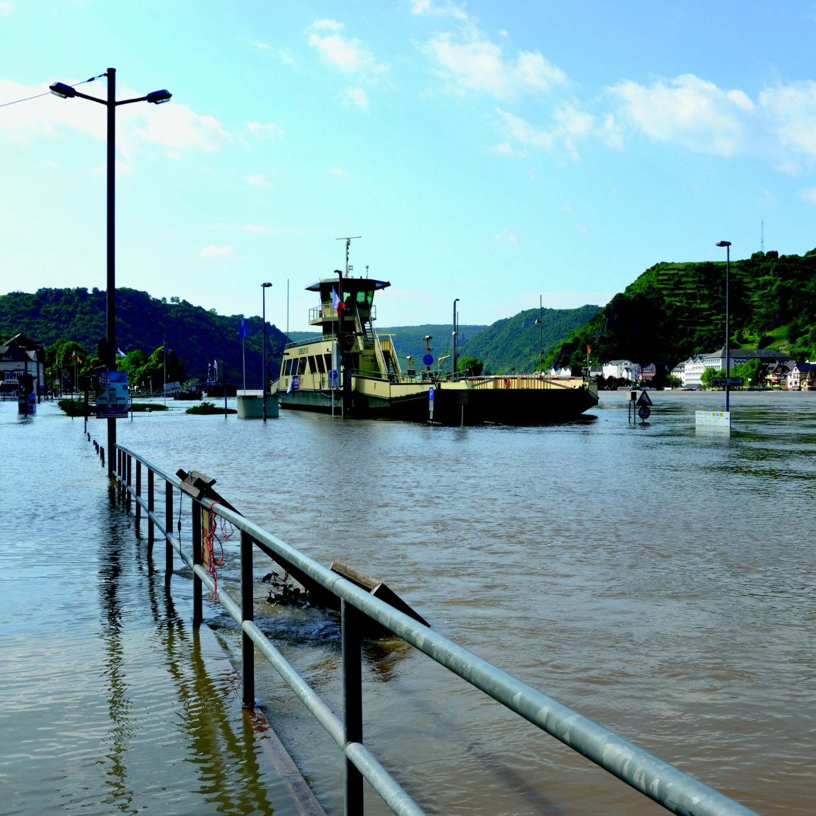 Hochwasser an den Flüssen: Zu den Schäden und Beeinträchtigungen zählt auch die Unterbrechung wichtiger Verkehrsverbindungen. Foto: Dr. Barbara Manthe-Romberg