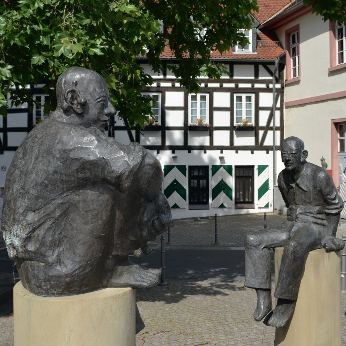 © Bruno L. Klamm, Mannheim / Den Brunnen auf dem Marktplatz Ober-Ingelheimgestaltete der gebürtige Wiesbadener Benedikt Maria Solga, Gewinner des Wettbewerbs 2008„Kunst am Bau“ der Stadt Ingelheim. Die dreiFiguren personifizieren den Weinbau, die Spargelzeit und den Anbau von Kirschen. Im Volksmund werden die Figuren auch „Faulenzer“ genannt.