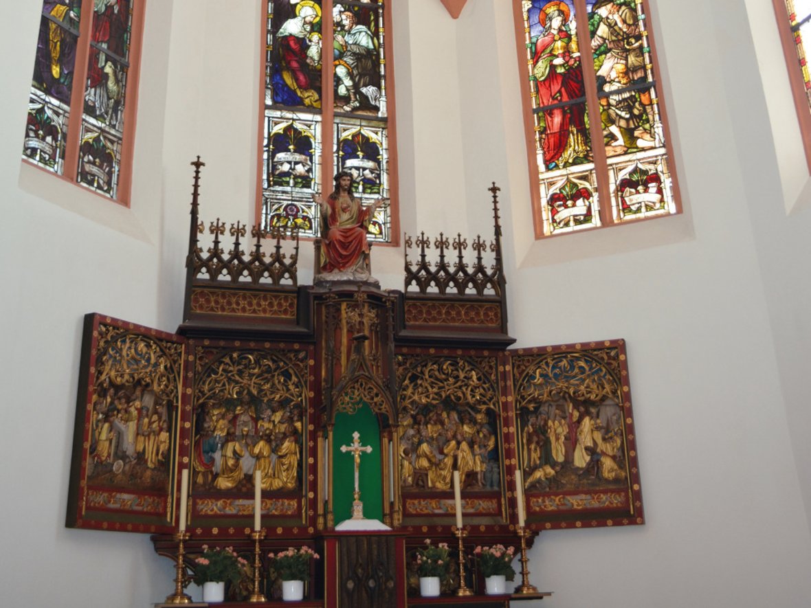 Eine Detailaufnahme aus dem Innern der neugotischen Pfarrkirche St. Laurentius, die den Mittelpunkt der Ortsgemeinde Gundheim (VG Wonnegau) bildet. Auf dem Kirchhügel gelegen, dort wurden bereits die Vorgängerbauten errichtet, ragt sie weit sichtbar in die Landschaft. Foto: Bruno L. Klamm, Mannheim