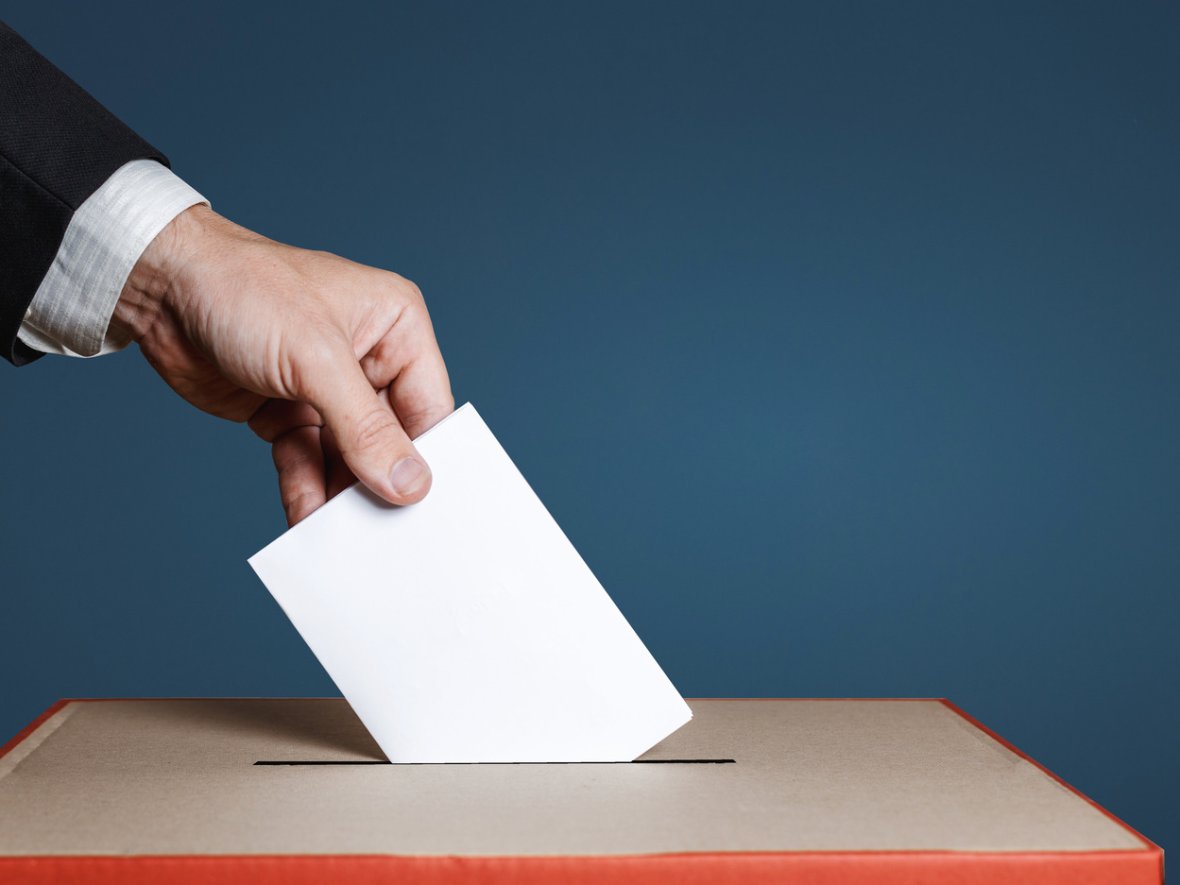 Einwerfen eines Stimmzettels in eine Wahlurne © tinyakov / Fotolia.com