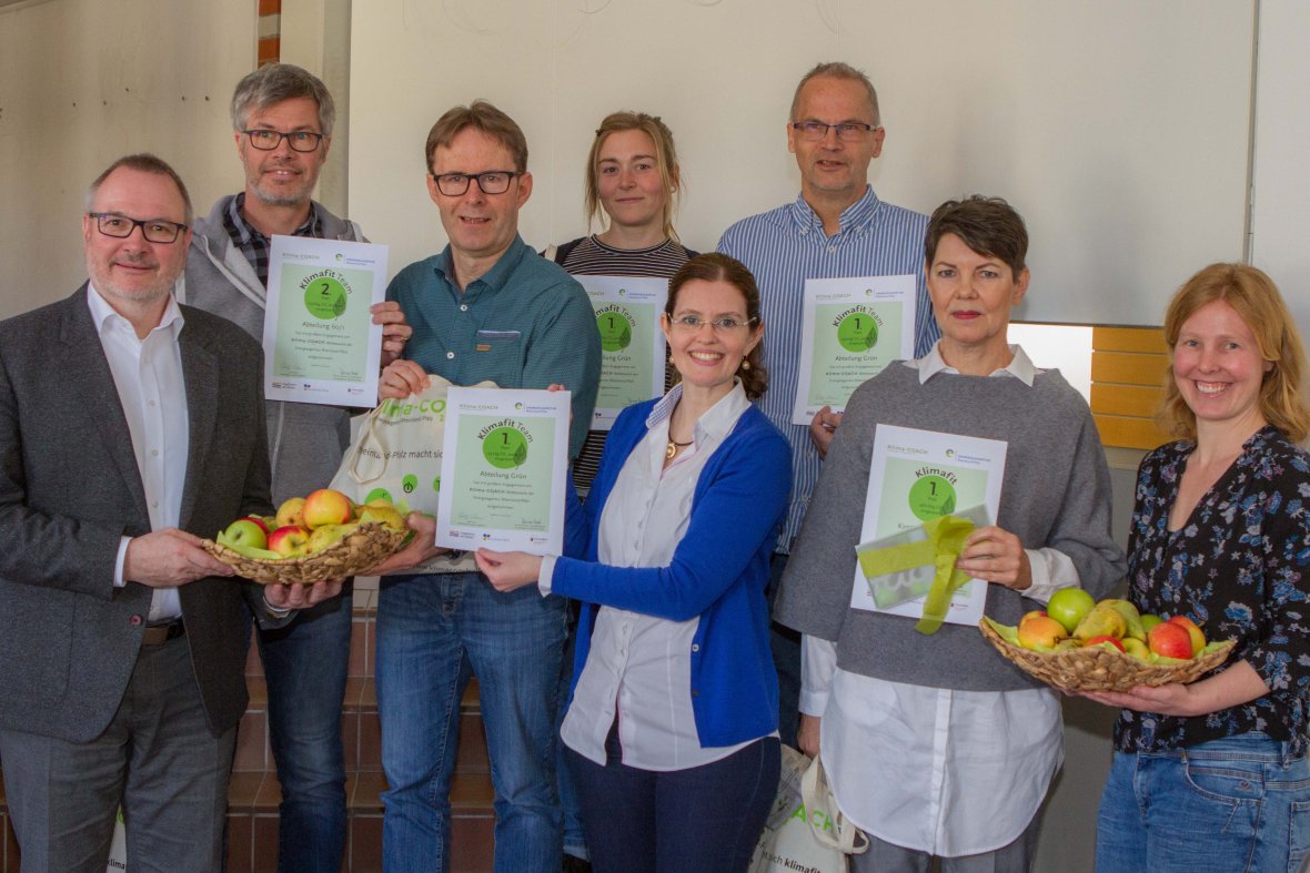 Strahlende Gesichter bei der Präsentation der Wettbewerbsergebnisse: Bei den Siegern stehen Oberbürgermeister Ralf Claus (ganz links), Claudia Lill von der Energieagentur Rheinland-Pfalz (Mitte vorn) sowie die Klimaschutzmanager Georg Leufen-Verkoyen (dritter von rechts) und Elisa Michel-Karacic, Klimaschutzmanagerin (ganz rechts). Bild: Stadt Ingelheim