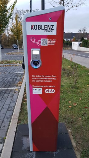 Neben der Versorgung der Gebäude wird der erzeugte Solarstrom genutzt, um künftig zwei E-Mobil-Ladesäulen zu betreiben. Die erste ging kürzlich in Betrieb. Foto: Stadt Koblenz